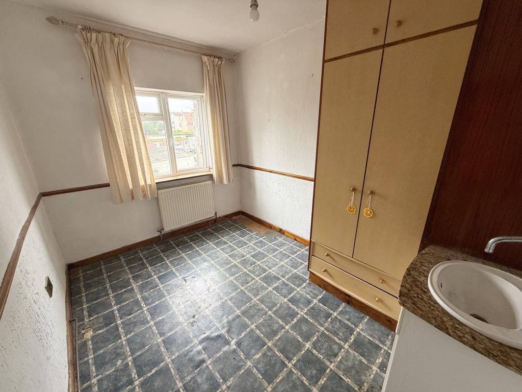 Lot: 176 - HOUSE OF MULTIPLE OCCUPATION FOR IMPROVEMENT - Room with wash basin